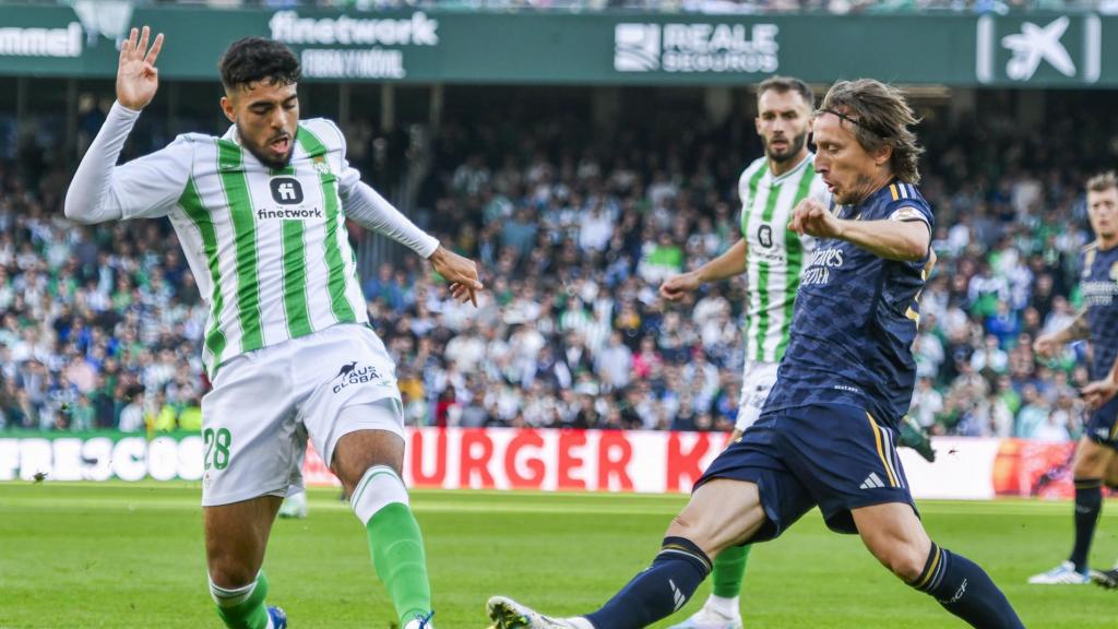 Chadi Riad fa una entrada a Luka Modric en el Betis-Real Madrid
