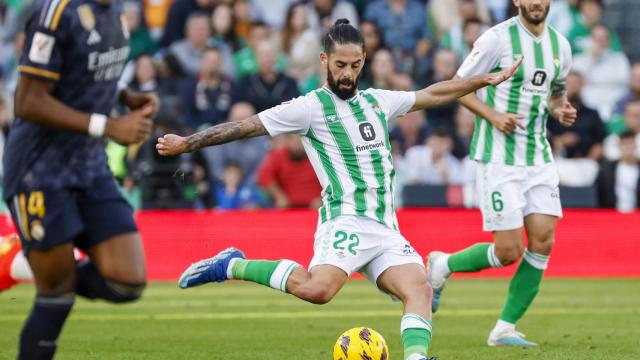Isco golpea el balón