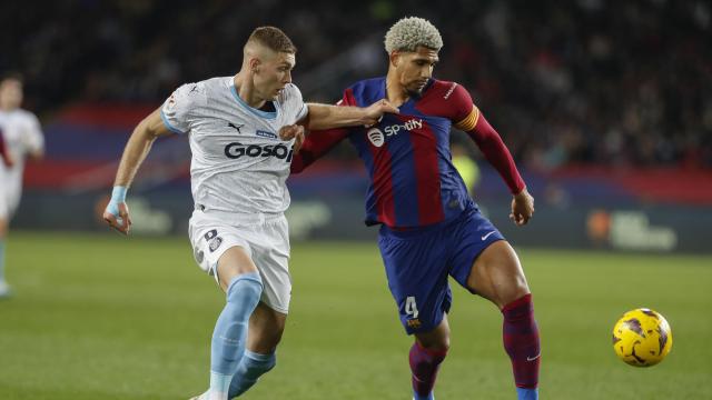 Ronald Araujo defiende a Artem Dovbyk tras quitarse la máscara contra el Girona