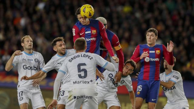 Lewandowski, de cabeza, empata para el Barça