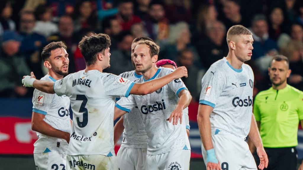 Los jugadores del Girona felicitan a Miguel Gutiérrez por su gol contra el Barça
