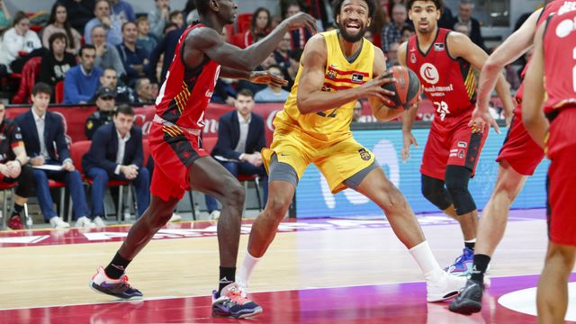 Jabari Parker pugna por el balón bajo canasta ante el Casademont Zaragoza