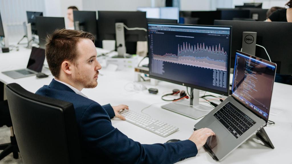 Un trabajador de los 'hubs' tecnológicos de Mercadona