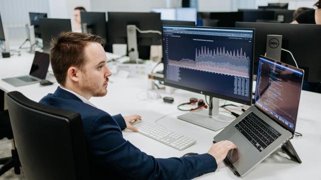 Un trabajador de los 'hubs' tecnológicos de Mercadona