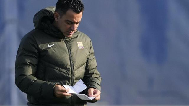 Xavi Hernández, con una libreta durante un entrenamiento del Barça