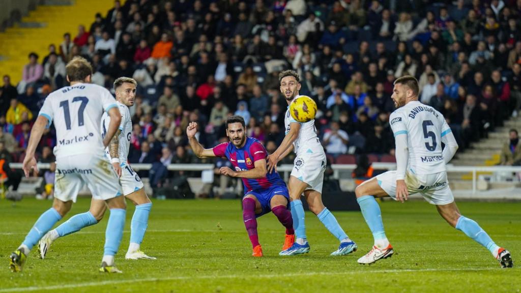Ilkay Gundogan envía fuera de portería un tiro con rosca contra el Girona