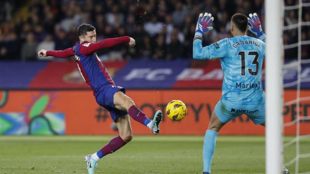 Robert Lewandowski, rematando de cara a puerta contra el Girona
