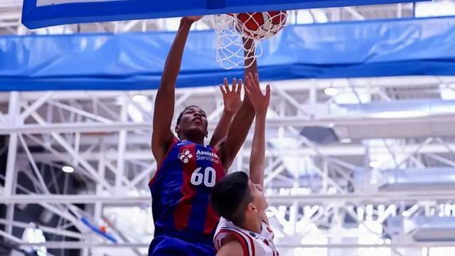 Mohamed Dabone, la perla del Barça de basket, hace una espectacular clavada