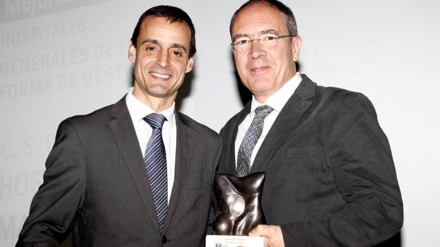 Jordi Valls (d), adjunto a gerencia del Hospital de Mataró, recibiendo un premio