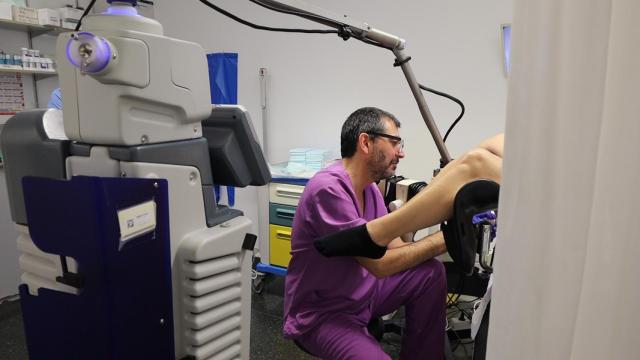 El Dr. Josep Maria Solé Sedeno, del Hospital del Mar, durante un procedimiento