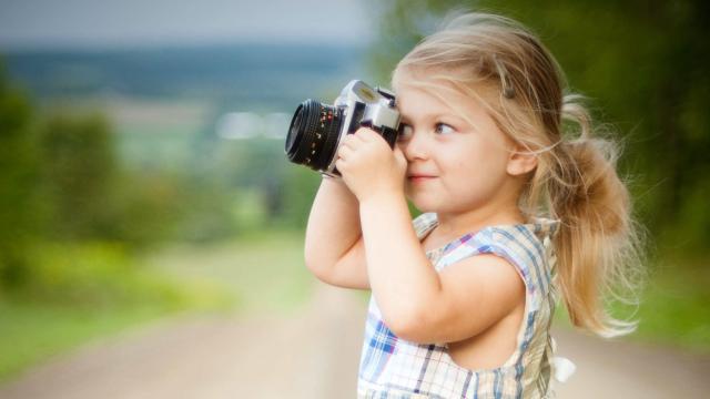 Niña haciendo una fotografía