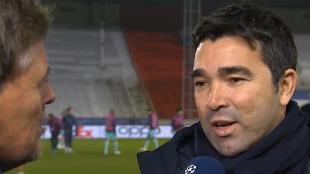 Deco habla con los medios en los instantes previos al Amberes-Barça