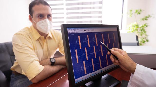Un cardiólogo pasa consulta a un paciente