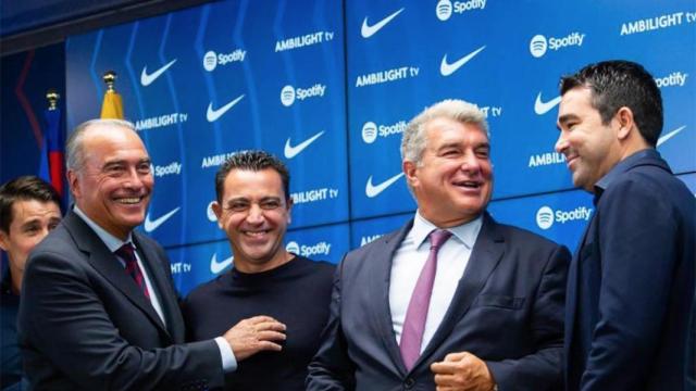 Xavi, Deco, Laporta y Yuste, durante un acto del FC Barcelona