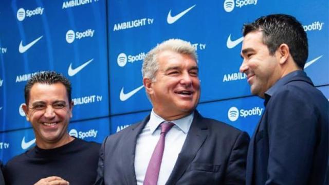 Xavi, Deco, Laporta y Yuste, durante un acto del FC Barcelona