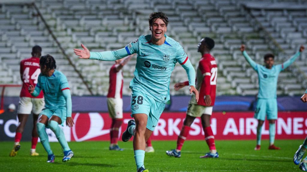 Marc Guiu corre per celebrar el seu gol contra l'Anvers