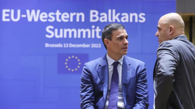 El presidente del Gobierno, Pedro Sánchez, habla con el líder de Macedonia Dimitar Kovachevski, en Bruselas