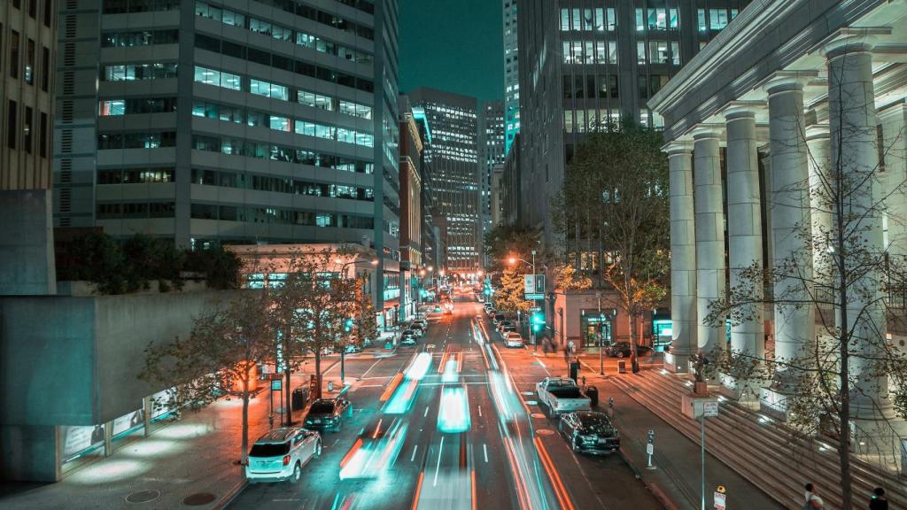 Coches en la noche de una carretera