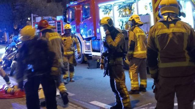 Un aparatoso incendio en Reus deja un herido crítico y tres leves