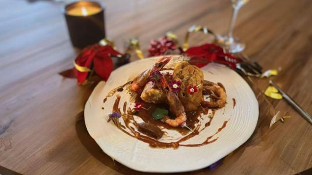 Pollo con gambas de Rosas, marrón-glasé y orejones de albaricoques secos