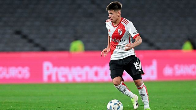 Claudio Echeverri, en un partido con River Plate