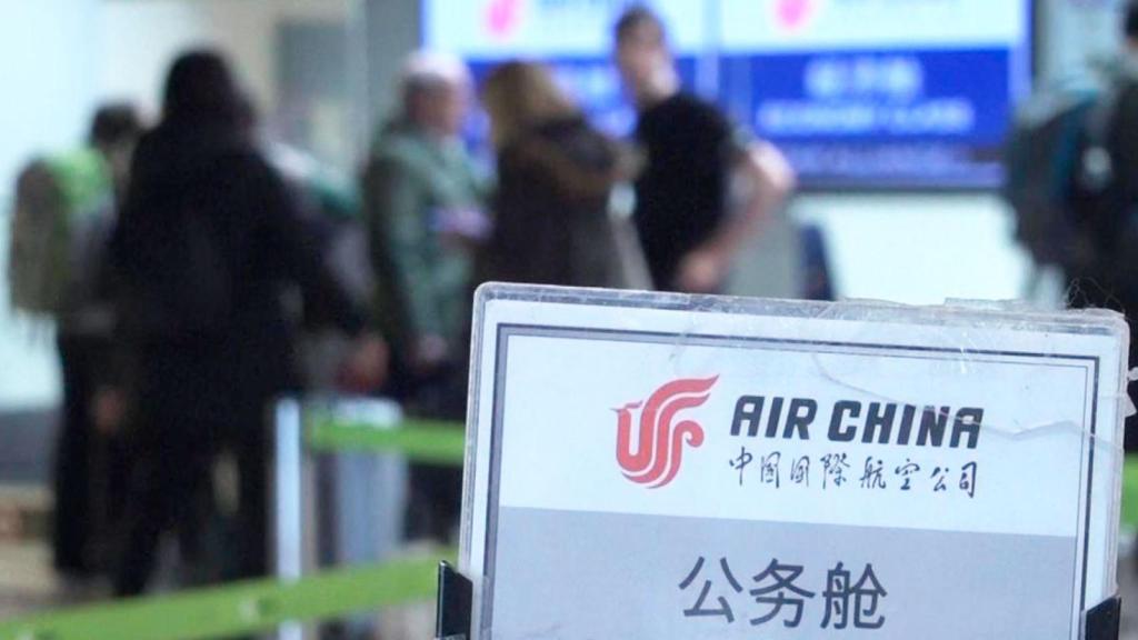 Passatgers davant un taulell de facturació d'Air China