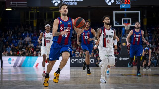 Nico Laprovittola hace una entrada a canasta contra el Baskonia en el Palau