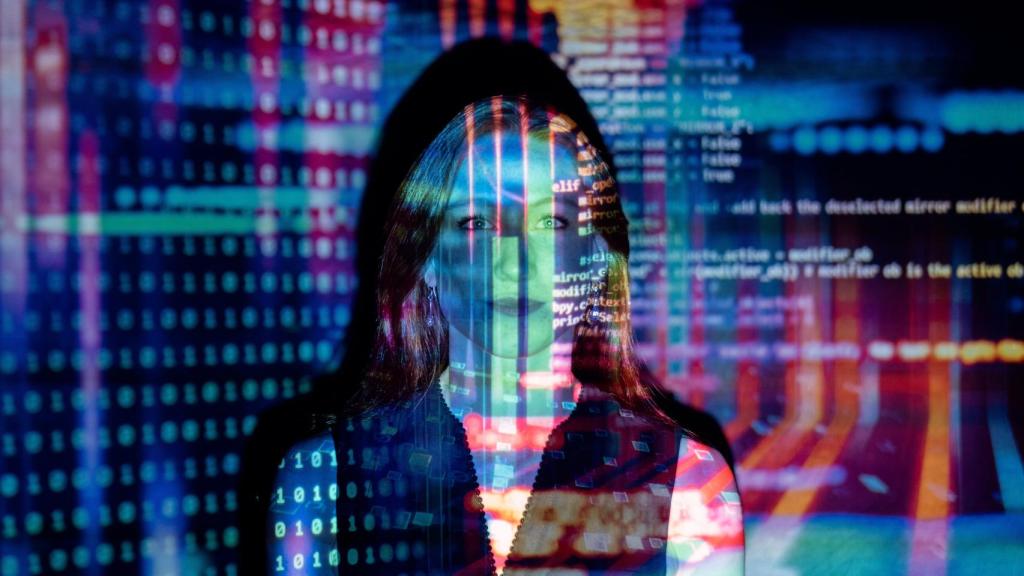 Una mujer frente a una herramienta de inteligencia artificial
