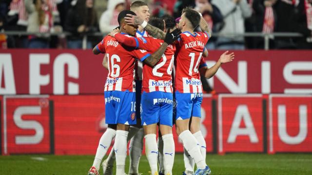 Los jugadores del Girona celebran en piña el primer gol de Artem Dovbyk al Alavés