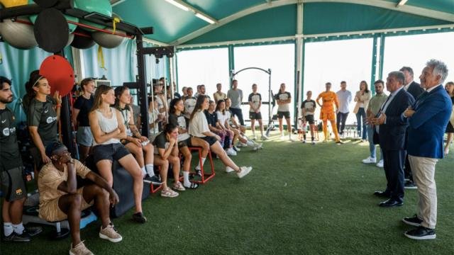 Joan Laporta, dando una charla a las jugadoras del Barça Femenino