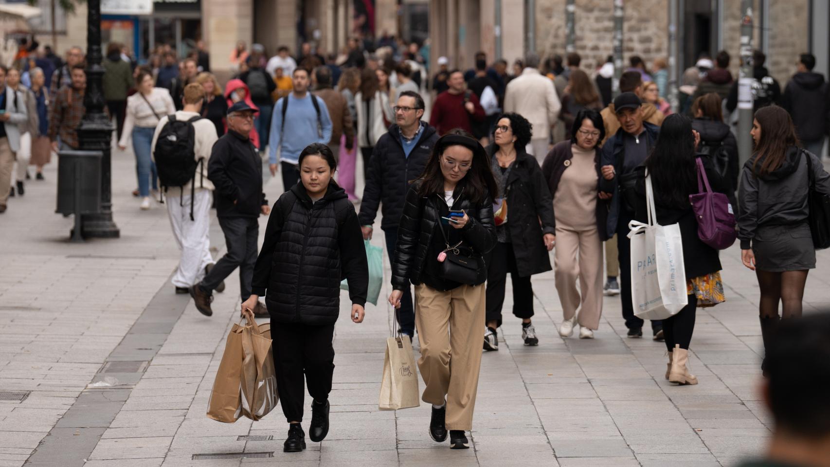 Gente de compras en el centro de Barcelona