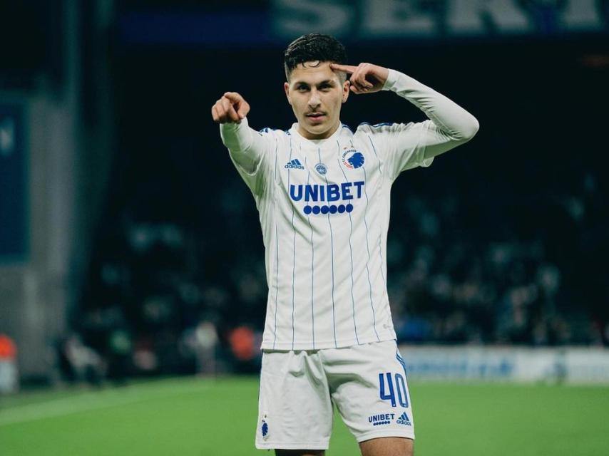 Roony Bardghji festeja un gol con la camiseta del Copenhague