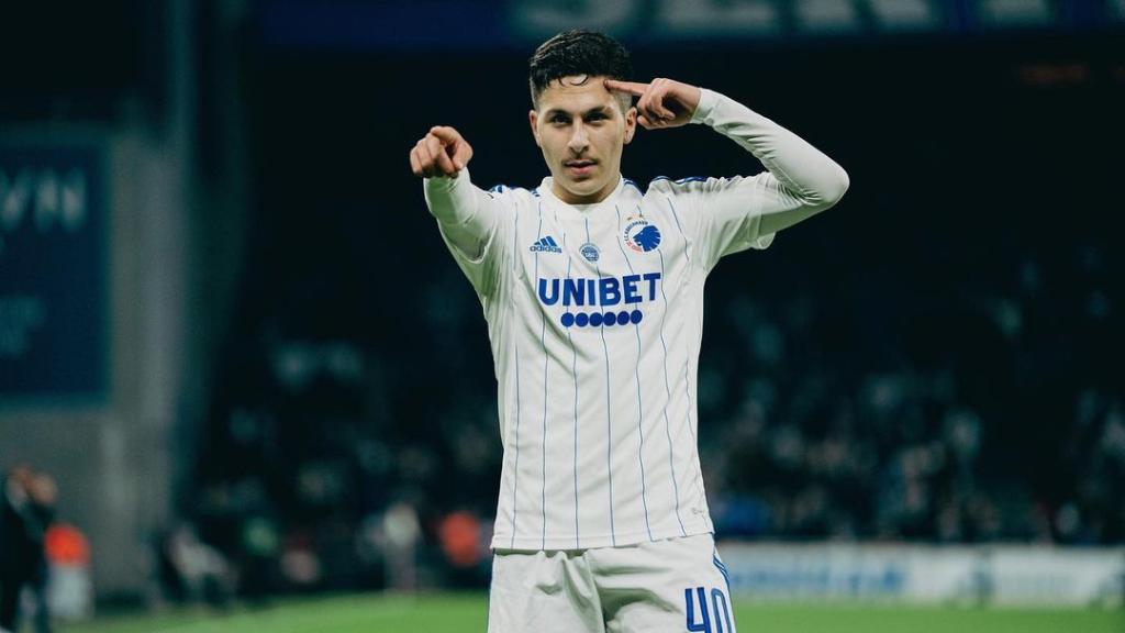 Roony Bardghji festeja un gol con la camiseta del Copenhague