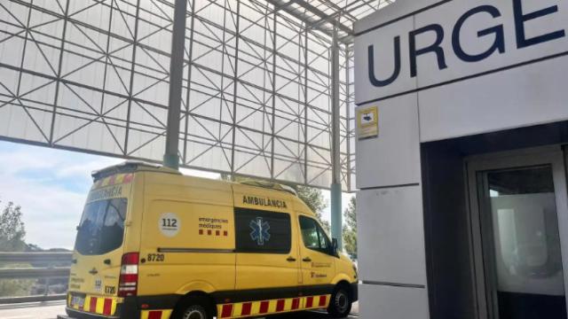 Una ambulancia a las puertas de las urgencias de Can Ruti