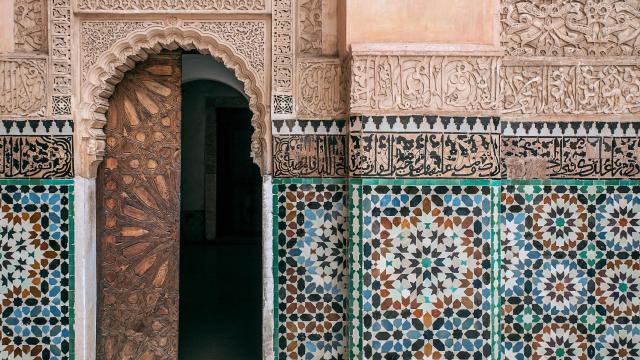 Pared de estilo árabe, una cultura con influencia histórica en Cataluña