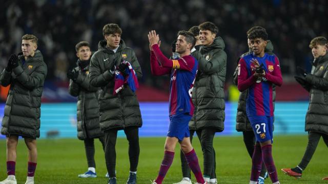 Los jugadores del Barça saludan a la afición tras ganar al Almería antes del viaje a Dallas