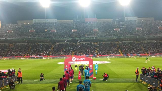 Barça y Almeria salen al terreno de juego del estadio de Montjuic