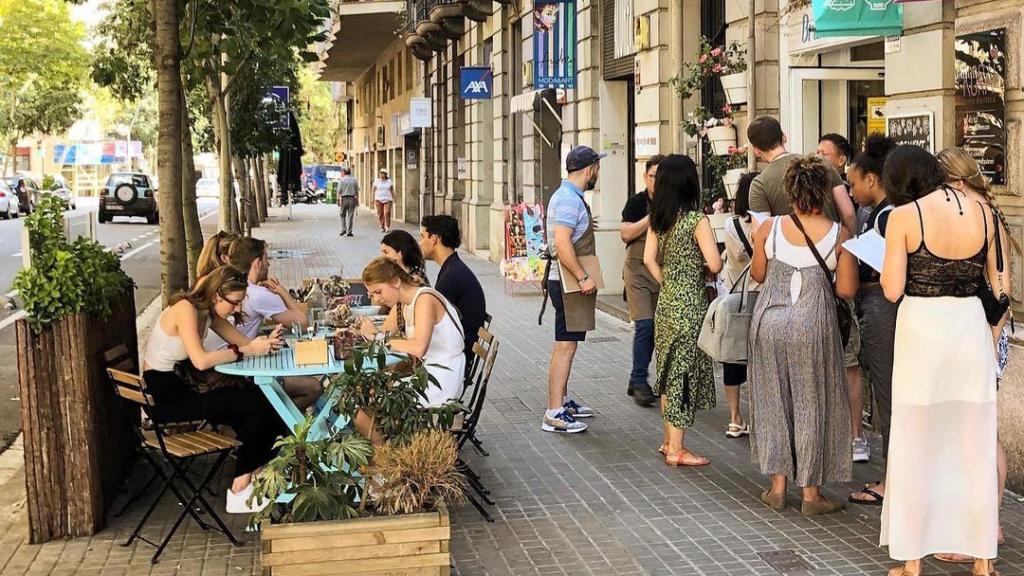 Gente haciendo cola para hacer el ‘brunch’ en un local de la Dreta del Eixample
