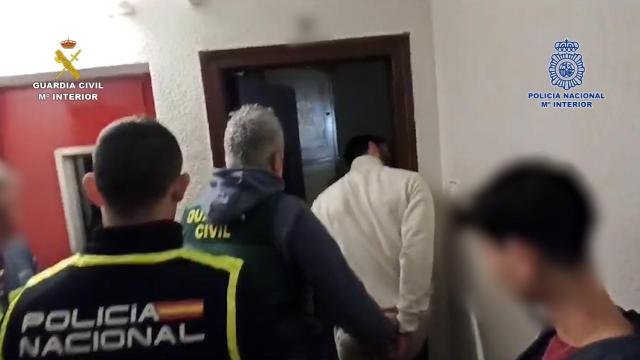 Un detenido durante el operativo conjunto de Policía Nacional y Guardia Civil contra una banda que saqueaba chalets en menos de cinco minutos