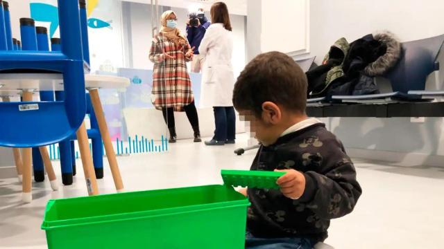 Imagen de un niño jugando en una sala pediátrica en Cataluña