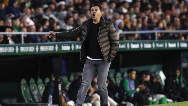 Míchel Sánchez protesta una acción en la banda del Benito Villamarín