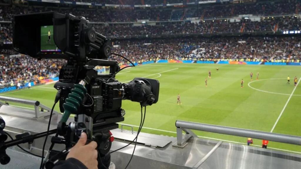 Càmera de televisió en un partit de la Champions disputat al Bernabéu