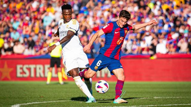 Vinicius y Gavi disputan el balón en el clásico que se jugó en Montjuïc