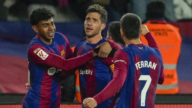 Los jugadores del Barça felicita a Sergi Roberto por su gol contra el Almería