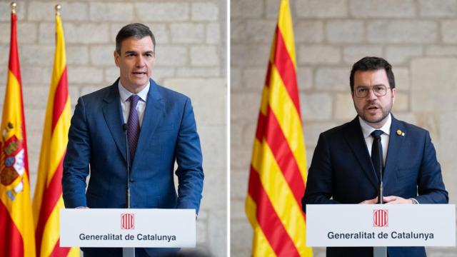 Pedro Sánchez, compareciendo ante la prensa delante de las banderas de España y de Cataluña; y Pere Aragonès, poco después, haciéndolo sólo ante la 'senyera'