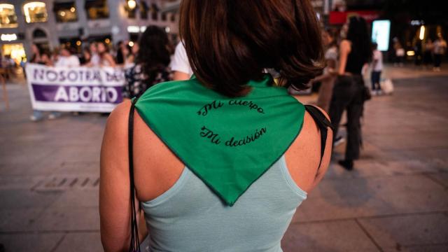 Una mujer lleva un pañuelo a favor del aborto