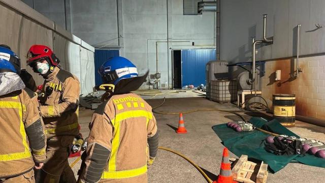 Bomberos interviniendo en un polígono químico en Constantí (Tarragona)