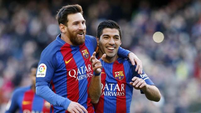 Leo Messi festeja con Luis Suárez un gol anotado con la camiseta del Barça