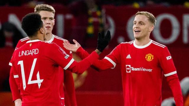 Donny van de Beek celebra un gol del Manchester United con Jesse Lingard