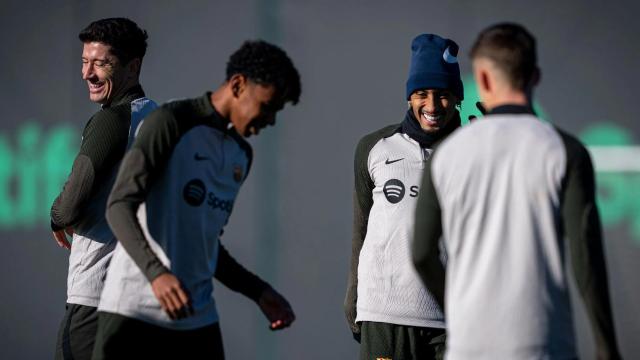 Lewandowski y Raphinha sonríen en el entrenamiento del Barça en la Ciutat Esportiva